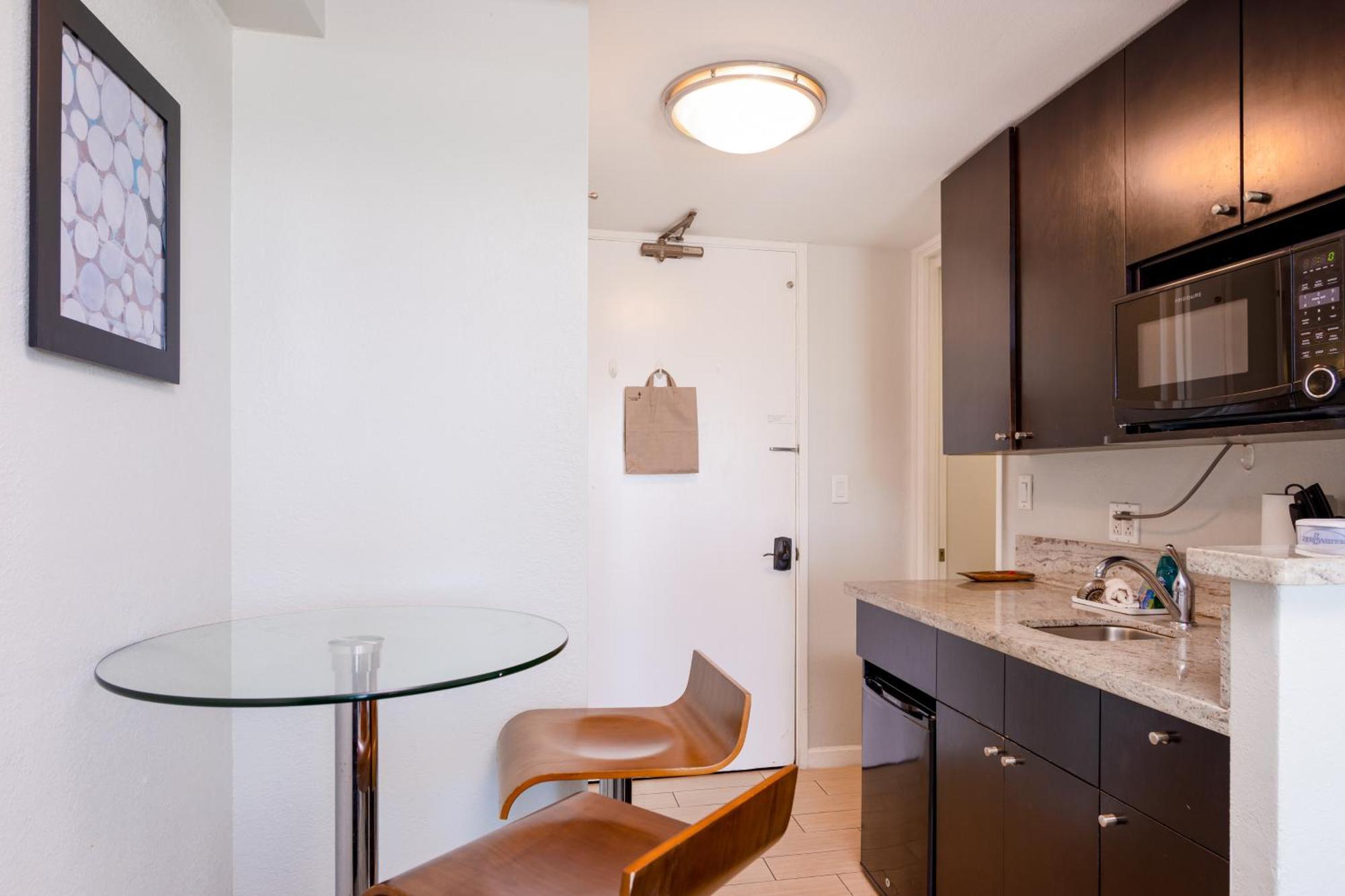 Island Colony Suites هونولولو الغرفة الصورة